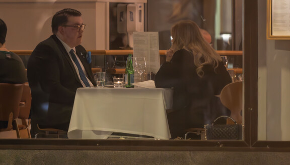 Patrick halusi tutustua Pashan ja vei tämän syömään ökyravintolaan.