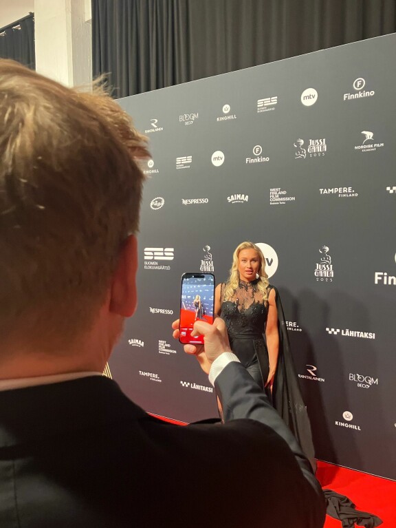 Anne laittoi Antin töihin eli kuvaamaan itseään punaisella matolla.