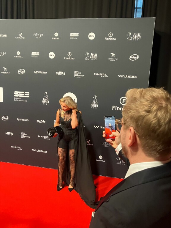 Anne poseerasi ja Antti kuvasi.