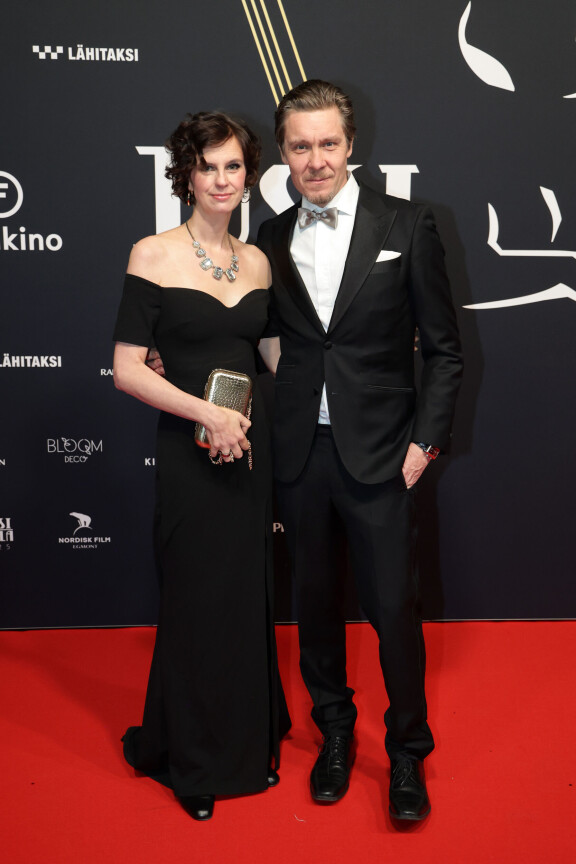 Olga ja Tuukka Temonen saapuivat gaalaan mustissa. Olgan klassinen iltapuku henki eleganssia.