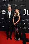 Antti Luusuaniemi ja Anne Ramsay repäisivät saapumalla yhdessä gaalaan. Annella oli yllään kaunis pitsikoristeinen mekko, joka liehui hänen takanaan.