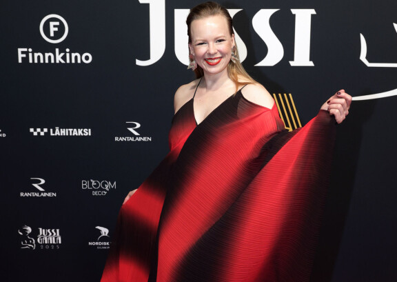 Samana päivänä Jussi-gaalan kanssa sai ensi-iltansa elokuva Valitut, jossa Alma Pöysti on myös mukana.