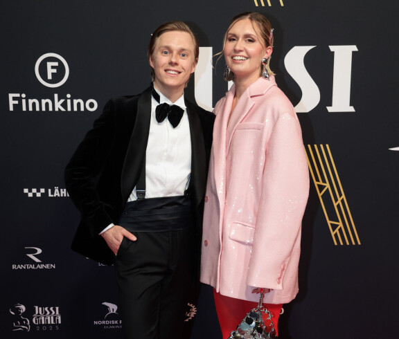 Atte Kilpinen edusti Jussi-gaalassa yhdessä valokuvaajan, Janita Aution kanssa.