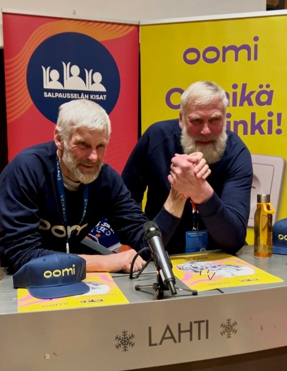 Ruotsalainen ja suomalainen intoutuivat vääntämään kättä Salppureissa.