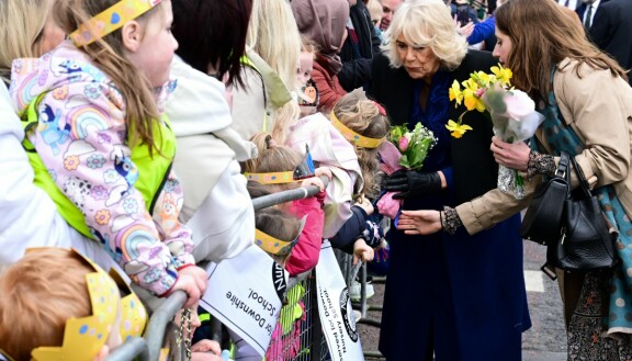 Camilla vastaanotti paikallisilta muun muassa kukkakimppuja.