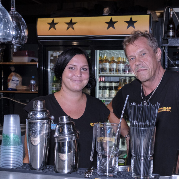 – Meillä menee aika lailla olutta, mutta nykyään myös piña coladaa ja muita drinkkejä. Eikä edes Reetun keikoilla tarvita portsaria, vaan ihmiset osaavat kyllä käyttäytyä, Iskelmä Baarin Jarna ja Artsi kertovat. – Meillä menee aika lailla olutta, mutta nykyään myös piña coladaa ja muita drinkkejä. Eikä edes Reetun keikoilla tarvita portsaria, vaan ihmiset osaavat kyllä käyttäytyä, Iskelmä Baarin Jarna ja Artsi kertovat.