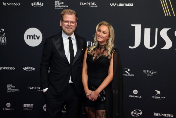 Antti ja Anne vaikuttivat oikein rakastuineilta punaisen maton humussa.