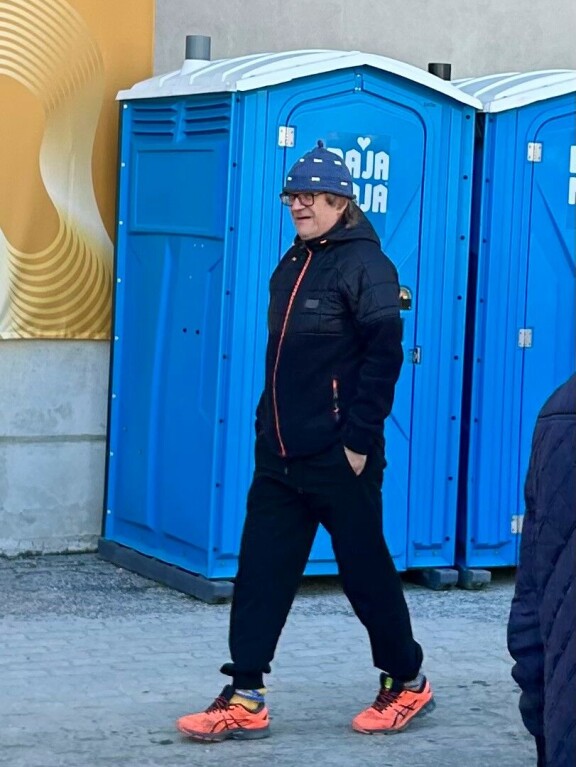 Selostajalegenda ikuistettiin hauskassa hatussa Lahden hiihtostadionilla.