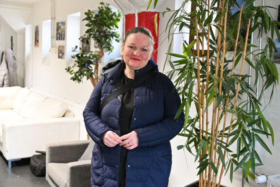 Kovia kokenut demaripoliitikko jaksoi hymyillä Seiskan kuvaajalle.