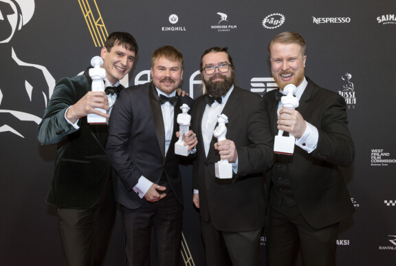 Satu Tuuli Karhun tähdittämä Omenavarkaat voitti Vuoden ensamblen Jussin, mutta Satu Tuuli itse oli ehtinyt jo lähteä juhlista.