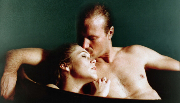 Kathleen Turner ja William Hurt elokuvassa Huuma (Body Heat).