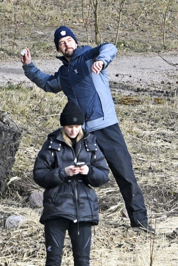 Mikko esitteli perheelleen leivänheittotaitojaan ja sinkosi litteitä kiviä viistosti veden pintaan siten, että tulosta syntyi.