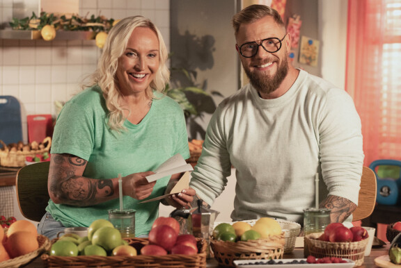 Juha Larm on Julkkisten tietotoimisto -ohjelmassa yhdessä vaimonsa Jutta Larmin kanssa.