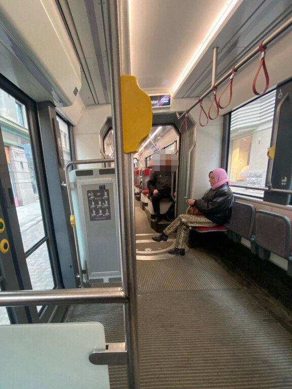 Maria oli pukeutunut tavoilleen uskollisena persoonallisesti.
