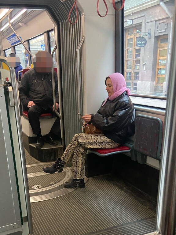 Lukijan mukaan Maria istui ja pälätti kovaa.