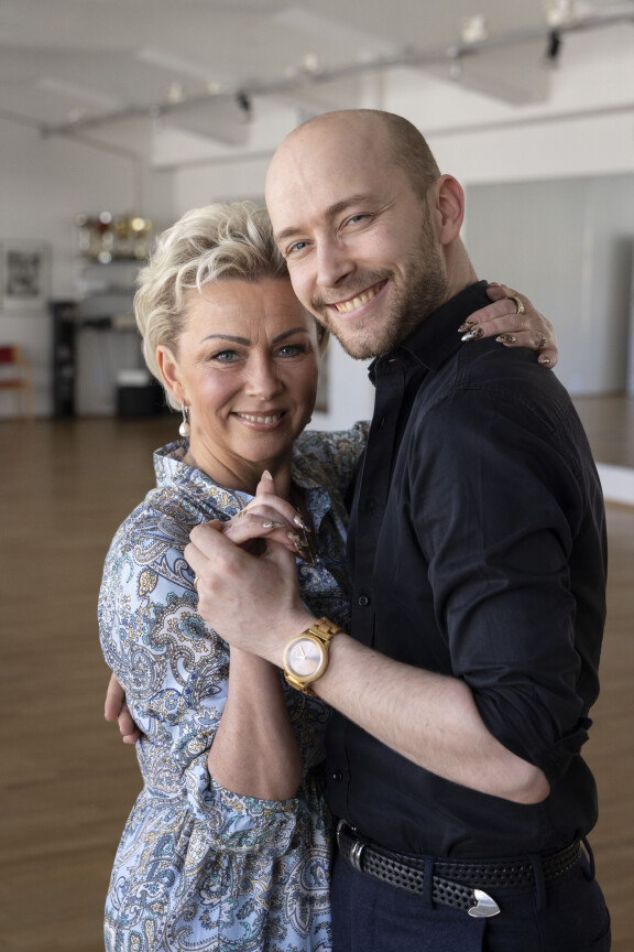 Emil seuraa äitinsä Helenan jalanjälkiä tanssinopettajana.