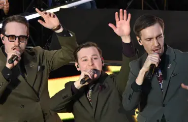 Kuvat! Suosikkiyhtye KAJ villitsi Helsingin keskustassa – yllättävä tilanne herätti huomiota