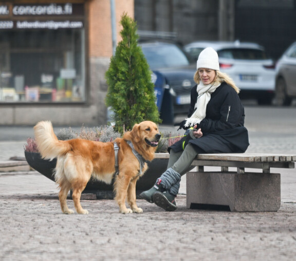 Minna ja karvaturri nauttivat keväisestä päivästä Kasarmintorilla.