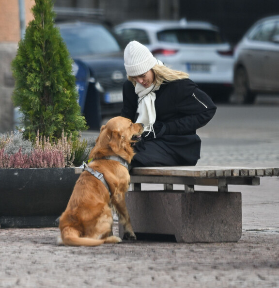 Minna kaivoi taskustaan herkkuja hurtalle.