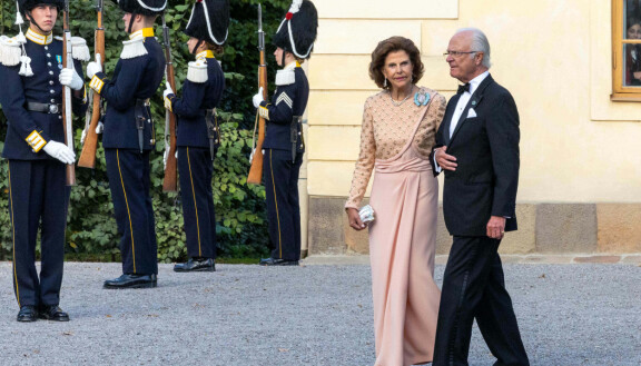 Kuningatar Silvia ja kuningas Kaarle Kustaa Drottningholmin linnan edustalla. Kuva syyskuulta 2023.