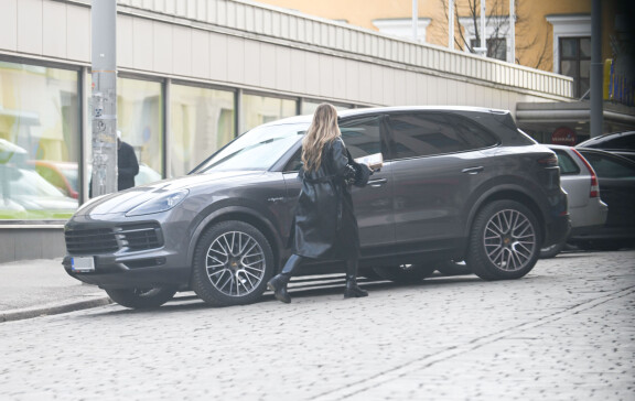 Sara kurvailee arvokkaalla Porschella.