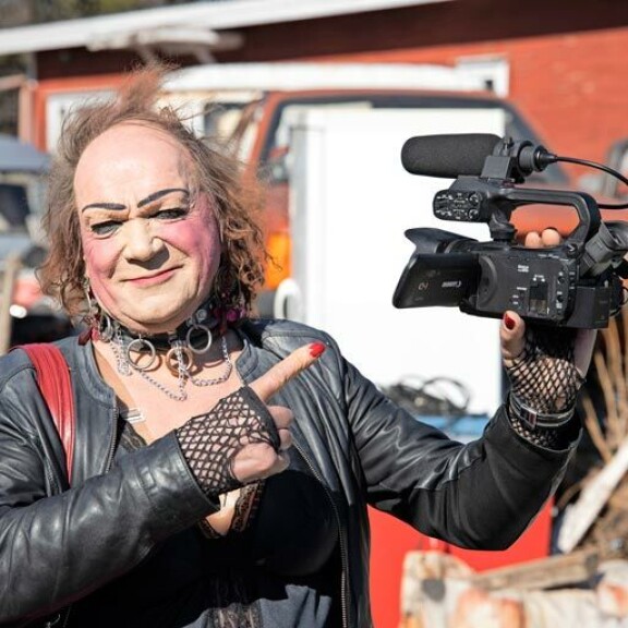 – Tykkään naurattaa ja viihdyttää ihmisiä, se on minun lahjani, Romutransu hymyilee. – Tykkään naurattaa ja viihdyttää ihmisiä, se on minun lahjani, Romutransu hymyilee.