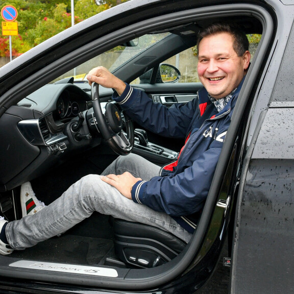 Video: tällainen on Jethro Rostedtin 250 000 euron öky-Porsche – otti Seiskan toimittajan kyytiin ja laukoi suoran mielipiteensä poliisin kameratolpista: 'Viritettyjä ansoja' Jethro Rostedt.