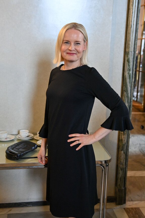 Riikka Purra on tunnettu tomerana naisena, mutta kyllä häneltä tarpeen tullen luonnistuu myös ysäridiskoilu.