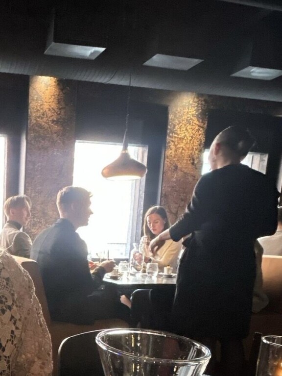 Ja tokihan myös ravintolan työntekijä kävi varmistamassa, että ruoka maistui ja sitä oli riittävästi.
