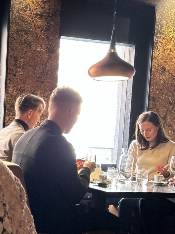 Sanna oli joukkioineen ikkunapöydässä.