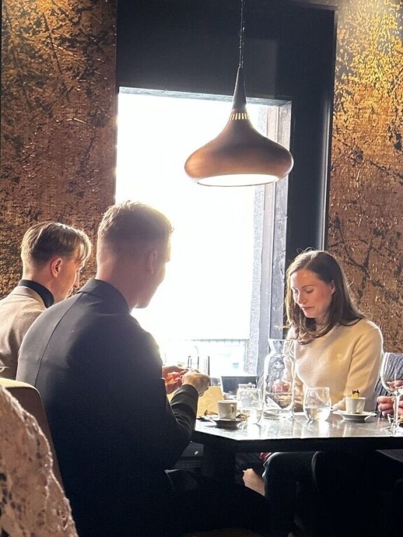 Astioista päätellen nelikko nautti ruoan päälle vielä kahvit tai teet.
