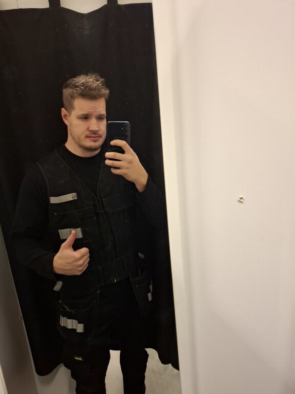 Juuso työskentelee rakennusalalla.
