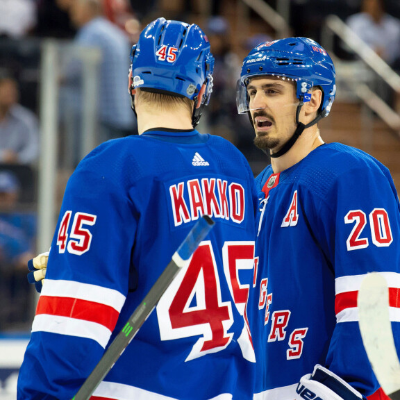 Kaapo Kakko & Chris Kreider juonivat NHL-avausottelussa Winnipeg Jetsiä vastaan. Kaapo Kakko & Chris Kreider juonivat NHL-avausottelussa Winnipeg Jetsiä vastaan.