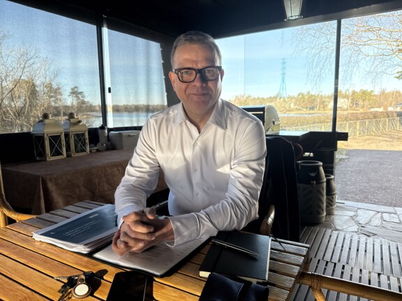 Pääministeri valmistautuu seuraavaan työpäivään yleensä Kesärannan saunaterassilla perheen asuessa arkipäivät pääsääntöisesti Turussa. – En tunne oloani yksinäiseksi. Kun koko päivä menee aamusta iltaan niin, että joku on kyljessä, niin se on harvinainen ja aika tärkeä hetki.