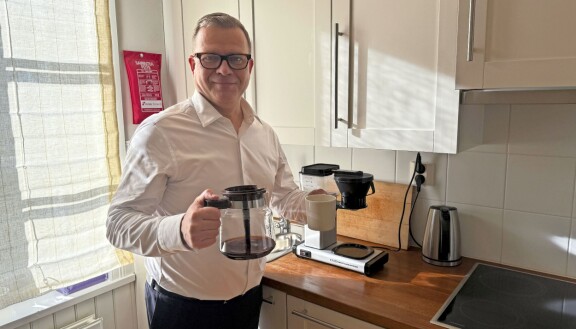 – Aamulla keitän kahvit ja haen virka-asunnon puolelta printtilehdet. Jotenkin ne vain kuuluvat asiaan, vaikka diginäkin olisivat tarjolla, Petteri kertoo Kesärannan yksityisasuntonsa keittiössä.
