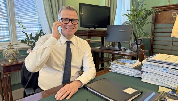 Pääministerin työhuone sijaitsee Valtioneuvoston linnassa. Petteri Orpo soitti Niina-vaimolleen juuri ennen viereisessä salissa alkanutta hallituksen kokoontumista. – Hän on ollut minulle tuki ja apu kaikki nämä vuodet urallani, Petteri sanoo.