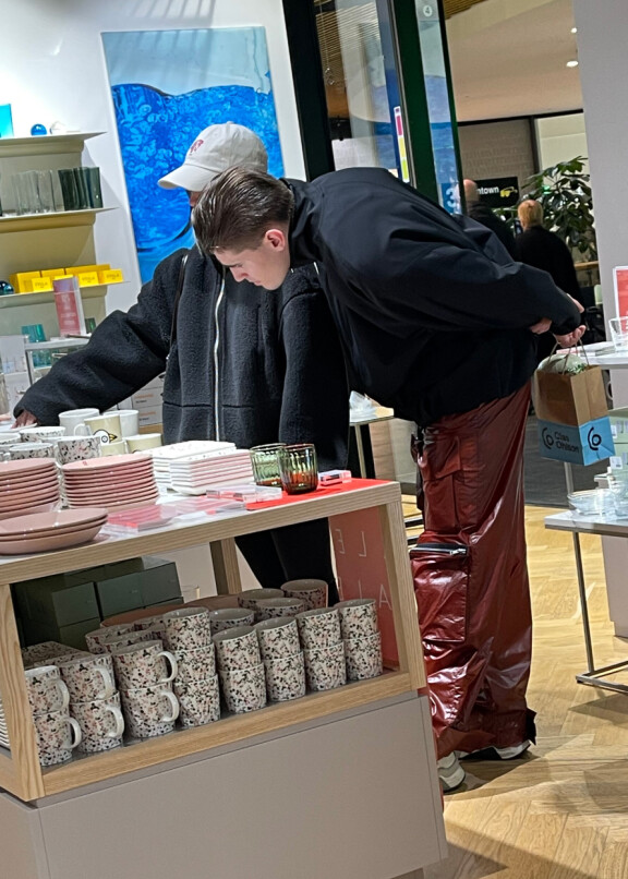 Astiat kiinnostelivat pariskuntaa.