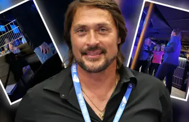 Drinkki syliin! Teemu Selänne kaatui karaokessa – video!