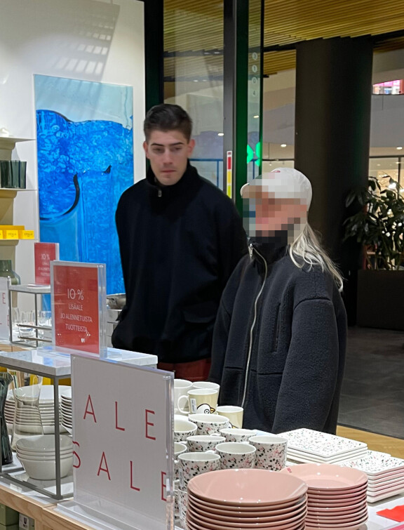 Mihinkä seuraavaksi? Sitä näyttivät Robin ja naisseuralainen pohdiskelevan.