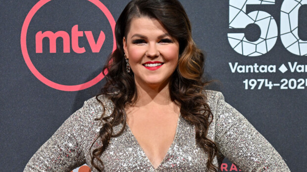 Oho! Mitä Saara Aalto touhuaa exänsä kanssa takahuoneessa?