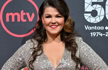 Oho! Mitä Saara Aalto touhuaa exänsä kanssa takahuoneessa?