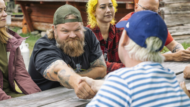 Miesten tunteenpurkaus avaa kyynelkanavat Farmi Suomessa