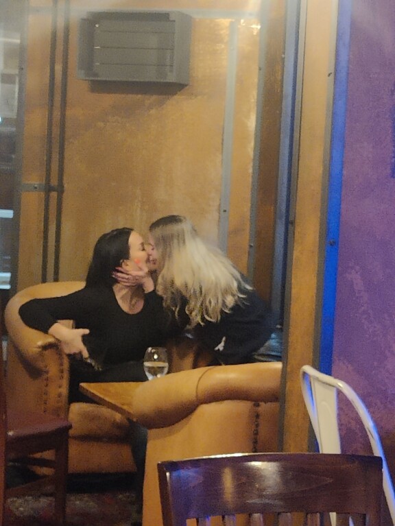 Suvin ja hänen ystävänsä viettivät intohimoisia hetkiä keskenään jätkäsaarelaisessa baarissa.