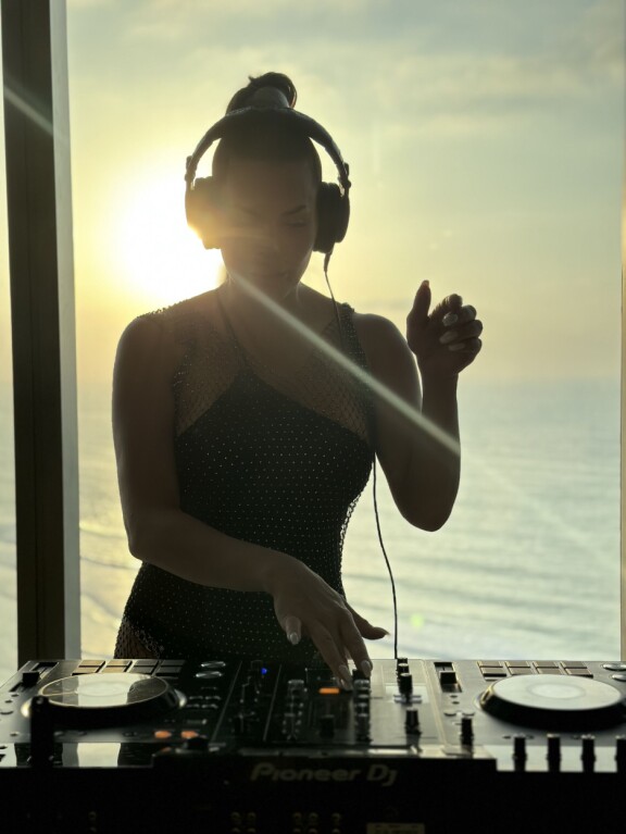 Suvi luo uraa DJ:nä Dubaissa.