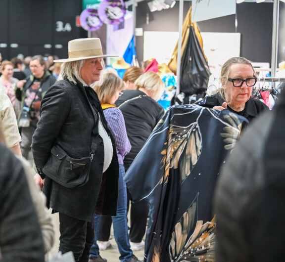 Jukka (vas) katseli vierestä, kun Matti kauppasi silkkistä kimonoa.