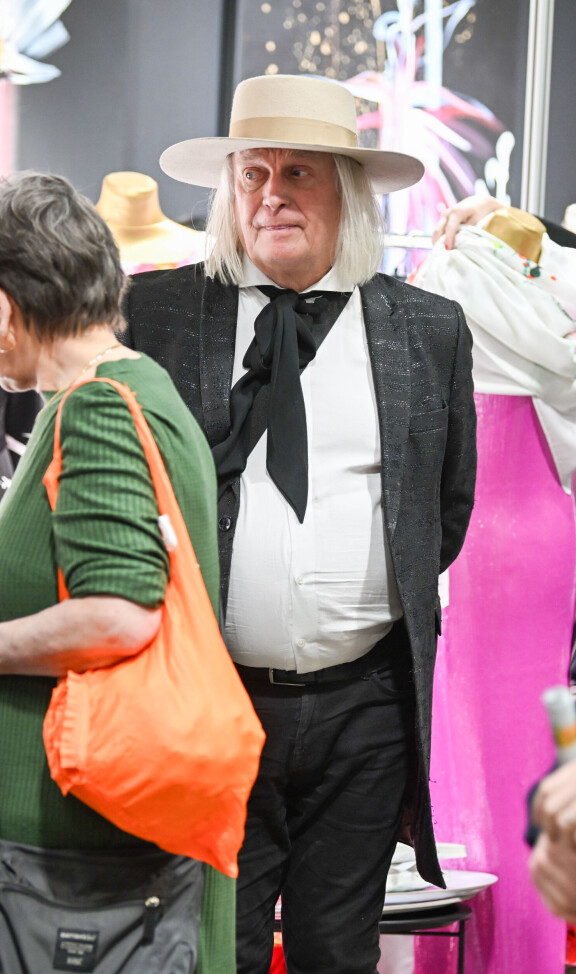 Jukka ihmetteli tungosta kieli keskellä suuta.