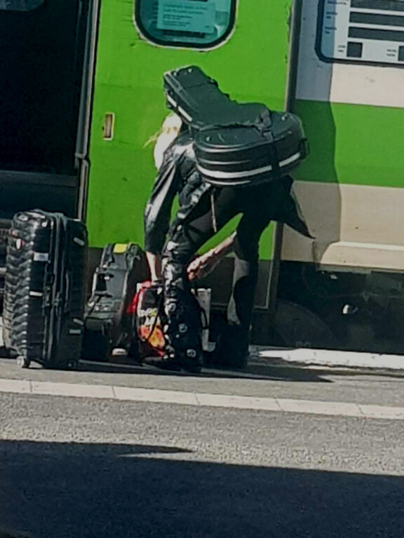 Monroe arvosti varmasti saamaansa apua tavaroiden kanssa.