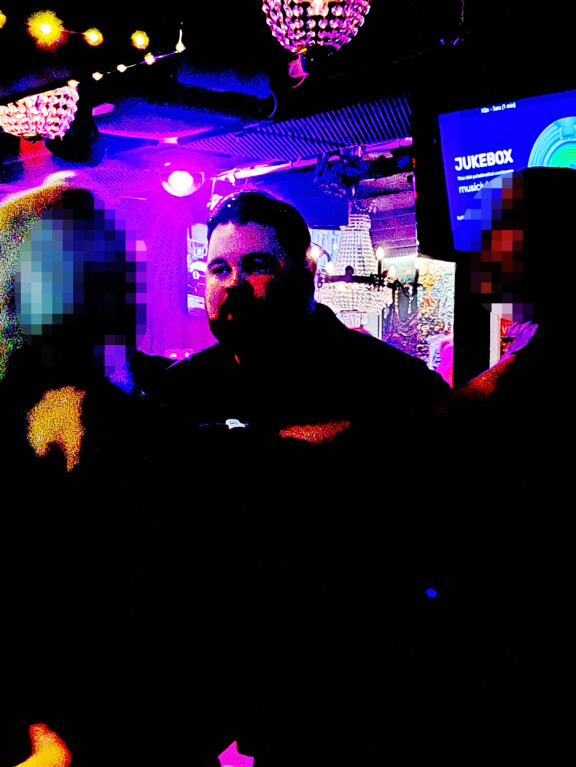 RÄPS! Helsingin Pataässä 30.3. klo 4.59: Akseli Herlevi teki tuttavuutta hemaisevaan blondiin.