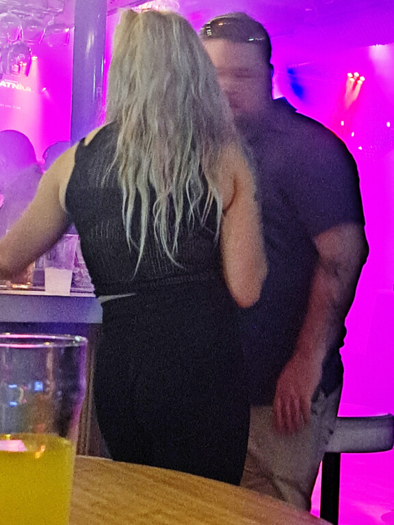 Julkkiskokki ja nuori blondi viihtyivät aluksi baaritiskin tuntumassa...