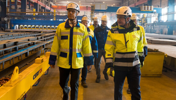 Alexander (vasemmalla) sai vierailulla ylleen turvavarusteet.